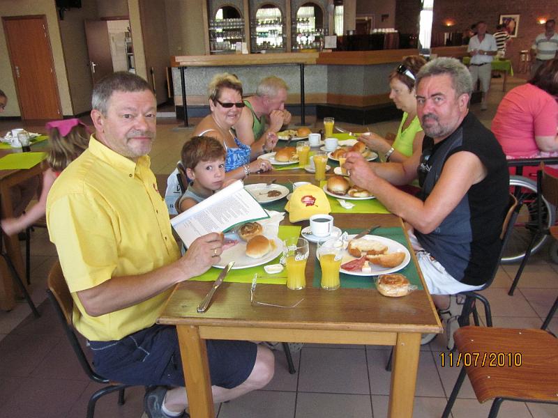 Dwars door Limburgs en Luiks groen, 11-7-2010 (26).JPG - Lekker ontbijt